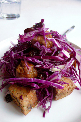 Red cabbage with tempeh cubes