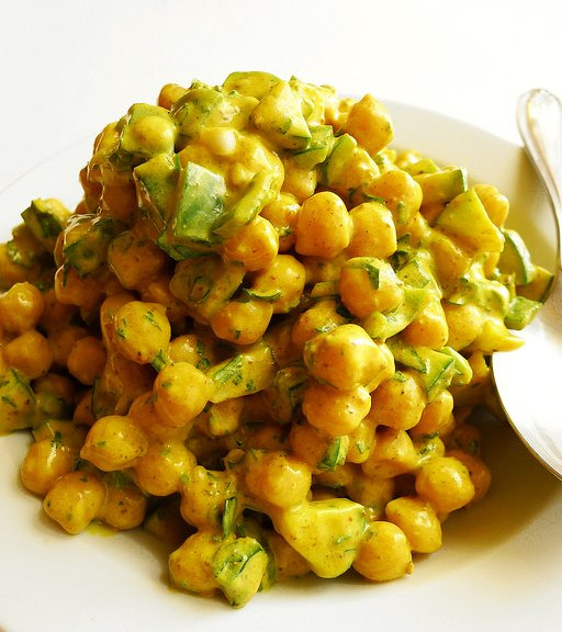 Spiced chickpea salad with yogurt, cucumber and green pepper