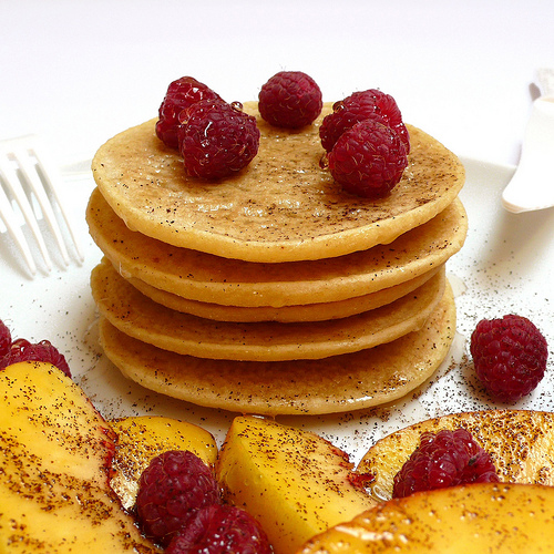 Pancake di kamut e mais con frutta estiva e vaniglia