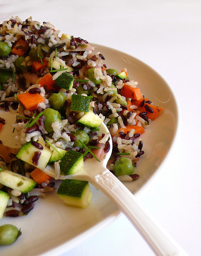 Insalata di riso con verdure, zenzero e nori