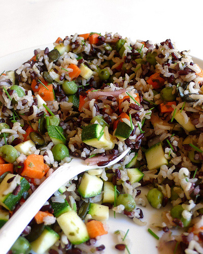 Insalata di riso con verdure, zenzero e nori