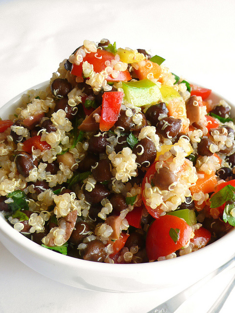 Insalata di quinoa e ceci neri con verdure e olive