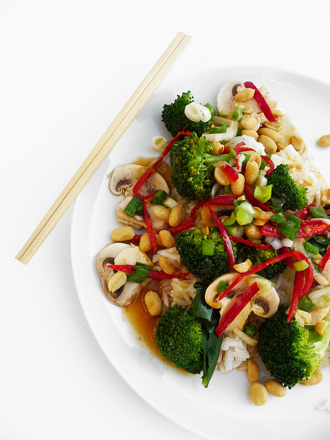 Riso thai con broccoli, champignon e arachidi al peperoncino e zenzero